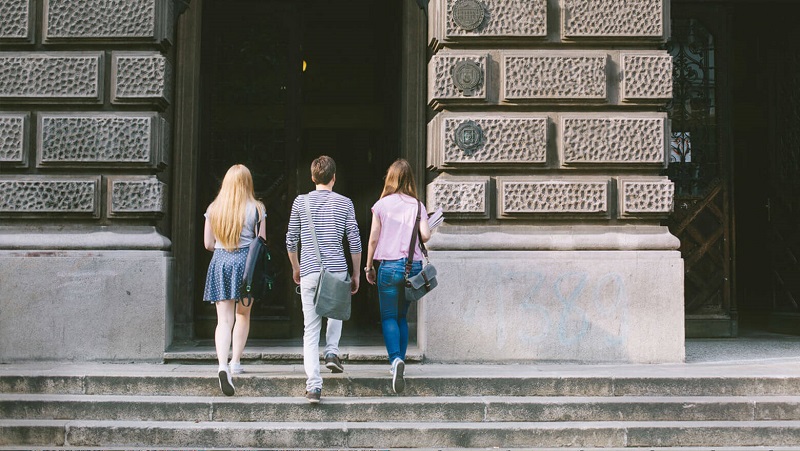 An Essential Guide to Choosing the Right University